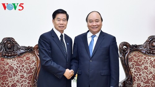 Нгуен Суан Фук принял мэра Вьентьяна и директора корпорации «CapitaLand» - ảnh 1